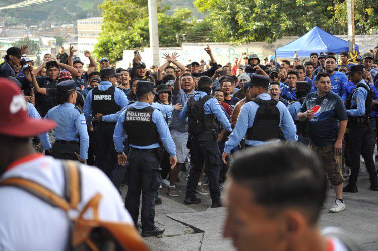 Los disturbios y la hostil llegada del Olimpia al estadio Chelato Uclés para la final de la Liga Nacional ante Motagua