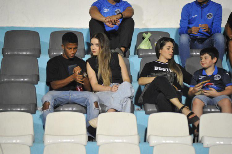 Auzmendi y la bella rubia a la que le dedicó el gol, al descubierto lo que jugadores de Motagua llevaban al estadio