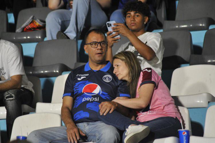 Auzmendi y la bella rubia a la que le dedicó el gol, al descubierto lo que jugadores de Motagua llevaban al estadio