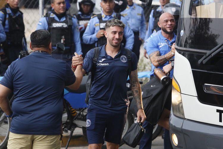 FOTOS: Aguacero en el Nacional, tremendazo banderazo y así se vivió la previa del clásico Olimpia vs Motagua