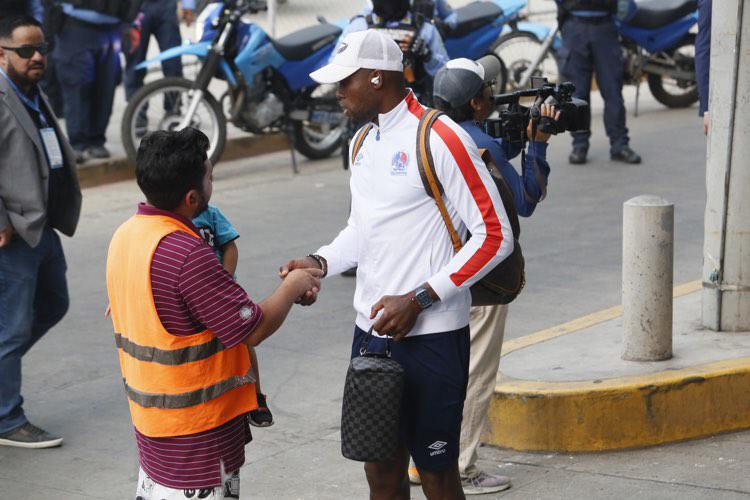 FOTOS: Aguacero en el Nacional, tremendazo banderazo y así se vivió la previa del clásico Olimpia vs Motagua