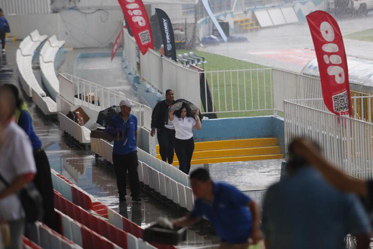 FOTOS: Aguacero en el Nacional, tremendazo banderazo y así se vivió la previa del clásico Olimpia vs Motagua