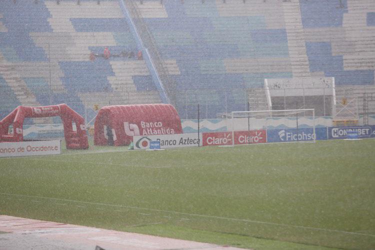 FOTOS: Aguacero en el Nacional, tremendazo banderazo y así se vivió la previa del clásico Olimpia vs Motagua
