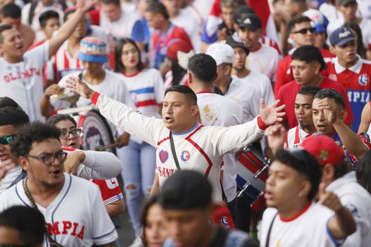 FOTOS: Aguacero en el Nacional, tremendazo banderazo y así se vivió la previa del clásico Olimpia vs Motagua