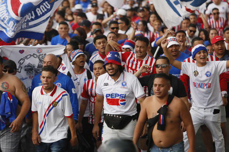 FOTOS: Aguacero en el Nacional, tremendazo banderazo y así se vivió la previa del clásico Olimpia vs Motagua