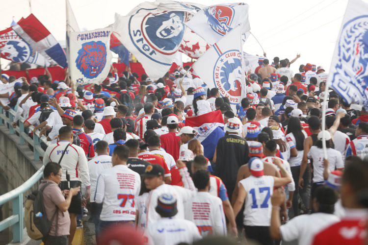 FOTOS: Aguacero en el Nacional, tremendazo banderazo y así se vivió la previa del clásico Olimpia vs Motagua