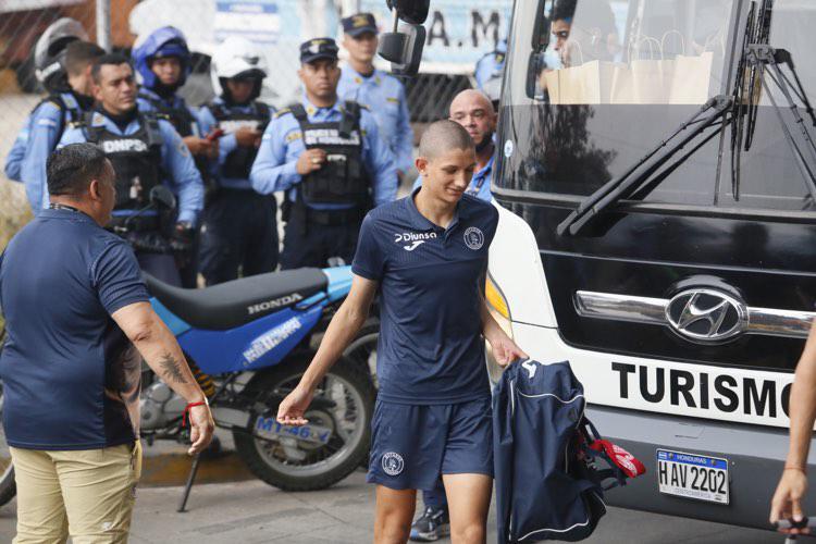 FOTOS: Aguacero en el Nacional, tremendazo banderazo y así se vivió la previa del clásico Olimpia vs Motagua