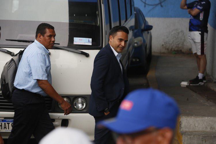 FOTOS: Aguacero en el Nacional, tremendazo banderazo y así se vivió la previa del clásico Olimpia vs Motagua