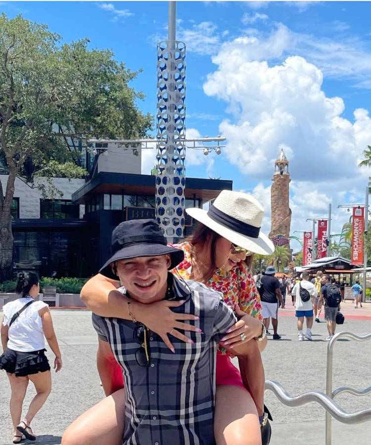 Alejado del fútbol, pero muy enamorado: Así pasa las vacaciones Emilio Izaguirre junto a su bella esposa en Estados Unidos