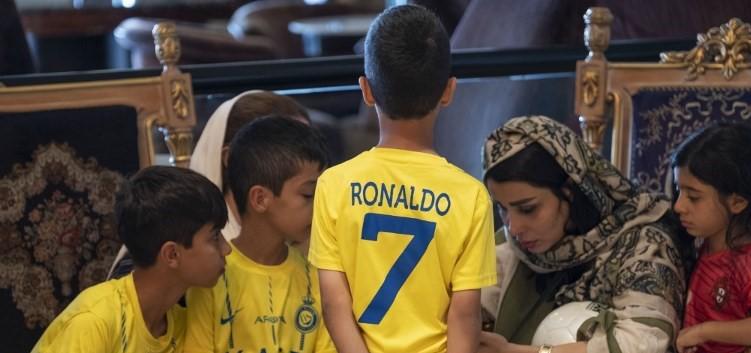 Cristiano Ronaldo causa locura en Irán; la Policía tuvo que intervenir y hasta detenidos se dieron en las afueras del hotel