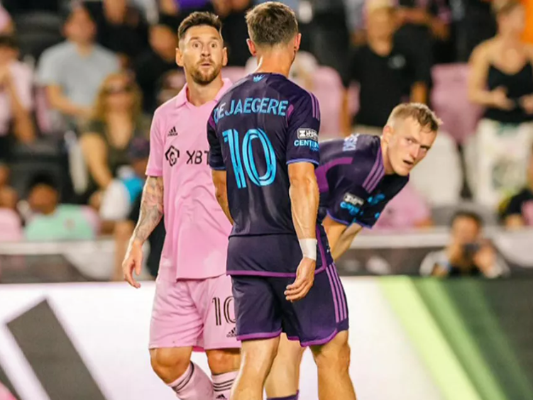 Se volvió a enfrentar a Messi en la MLS y el argentino le confiesa: “Me dijo que el PSG era una mie***”