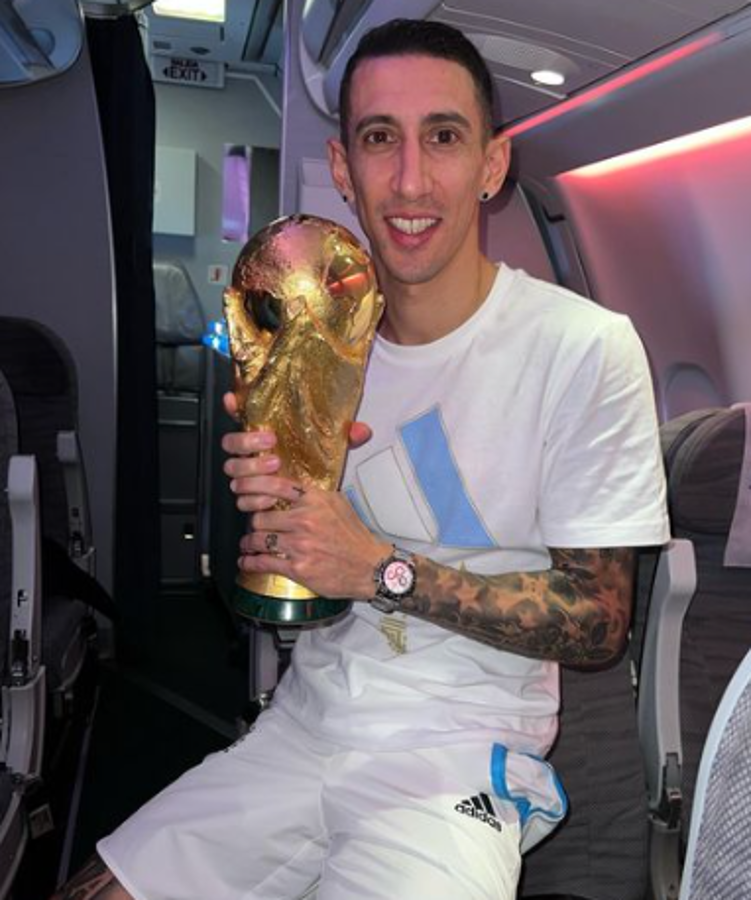 Lo que se vive dentro del avión: así viajan los jugadores de Argentina de vuelta a su país con la Copa del Mundo tras vencer a Francia