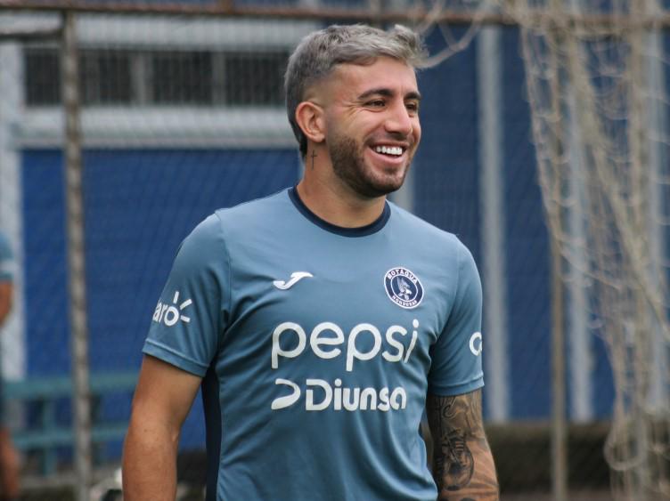 El nuevo “look” del argentino Agustín Auzmendi y Motagua recupera a jugador tras un mes y medio lesionado