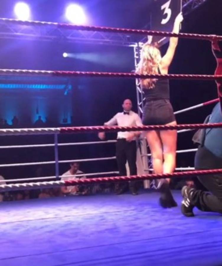 Increíble transformación: De sexy golfista viral de día a 'chica del ring' de boxeo por la noche   