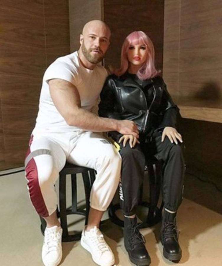 Yuri Tolochko, el popular fisicoculturista que se casará con su muñeca de silicona