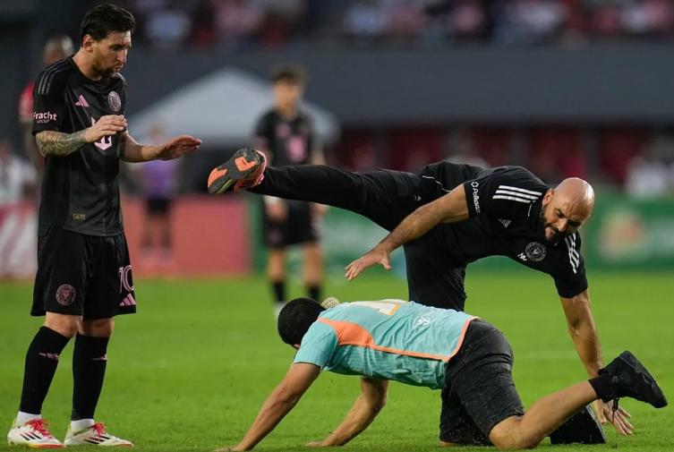 Déjenme ayudarlo: Messi se queda sin guardaespaldas; Yassine Cheuko fue vetado por la MLS y Concacaf