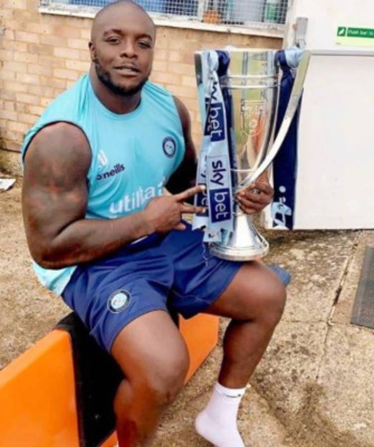 Akinfenwa, el futbolista más fuerte del mundo, quiere pelear en la WWE: ''Solo puede haber una bestia''