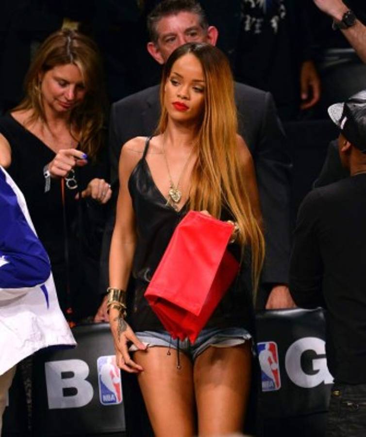 Rihanna, la sexy artista que sufre por los Cavaliers en la final de NBA