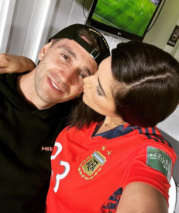 Dibu Martínez conoció a su esposa portuguesa en una parada de colectivos: “La veía pasar y un día la encaró”