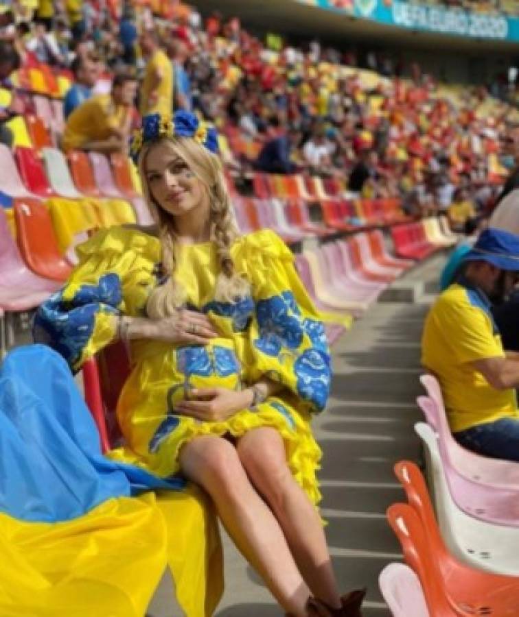 ¡Lo volvió a hacer! Zinchenko llenó de amor a su novia en plena entrevista de la Eurocopa; la reacción de la periodista