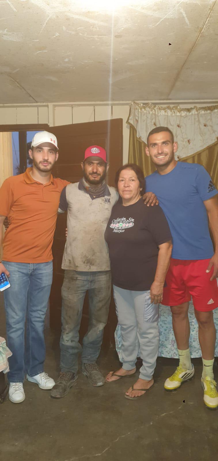 Omar junto a sus hermanos Alfredo y Mario. A la par está su madre Guadalupe.