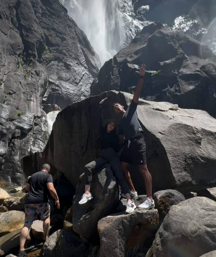 Choco Lozano se divierte con su bella pareja: Así son las vacaciones del hondureño previo a definir su futuro