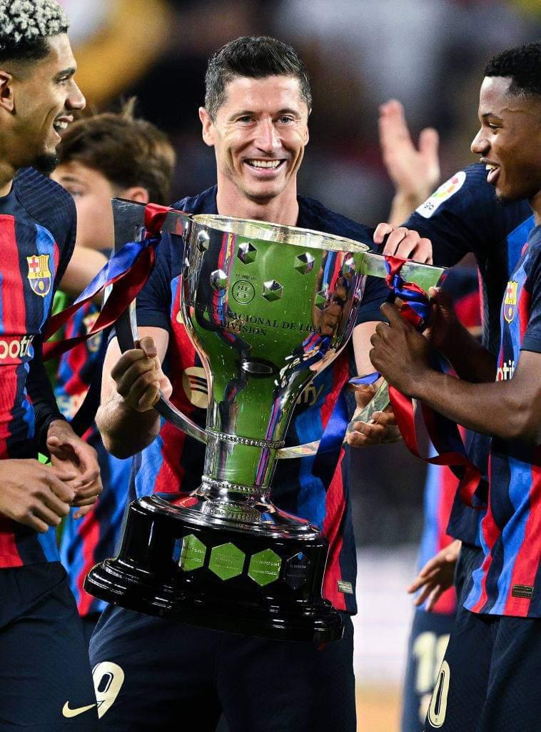 Barcelona celebra el título de campeón de LaLiga: pasillo, “nuevo” mediocampista y Busquets lideró la fiesta