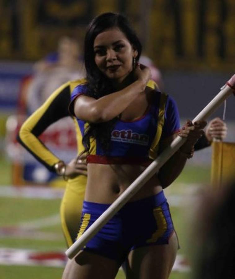 Las infartantes chicas que adornan la semifinal Real España-Marathón