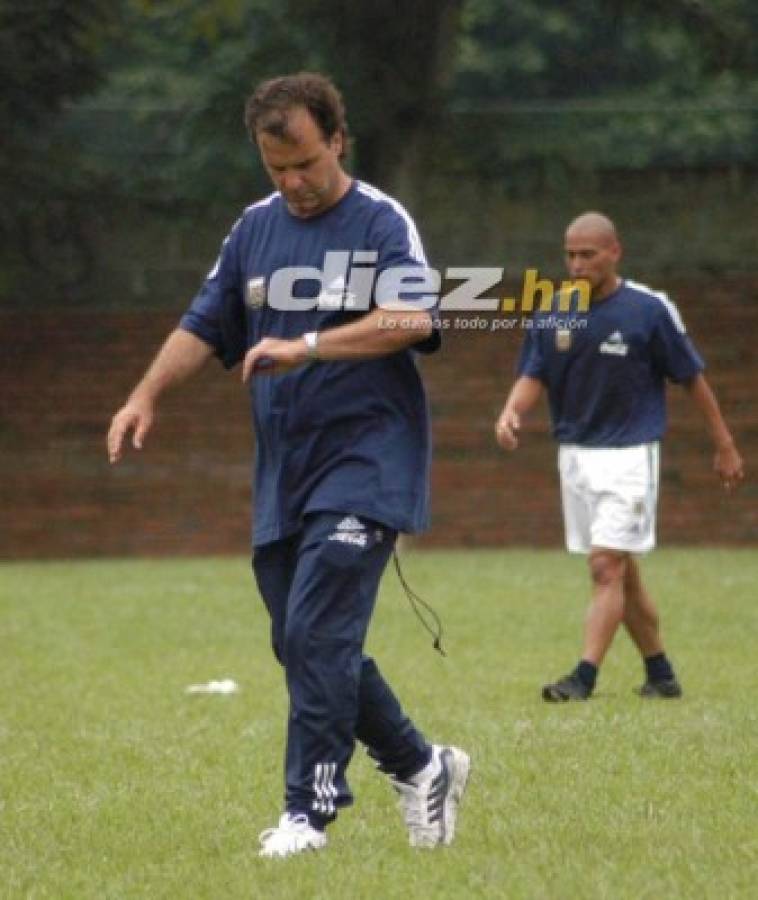 Las fotos que seguramente no habías visto de la visita de Marcelo Bielsa a Honduras en 2003