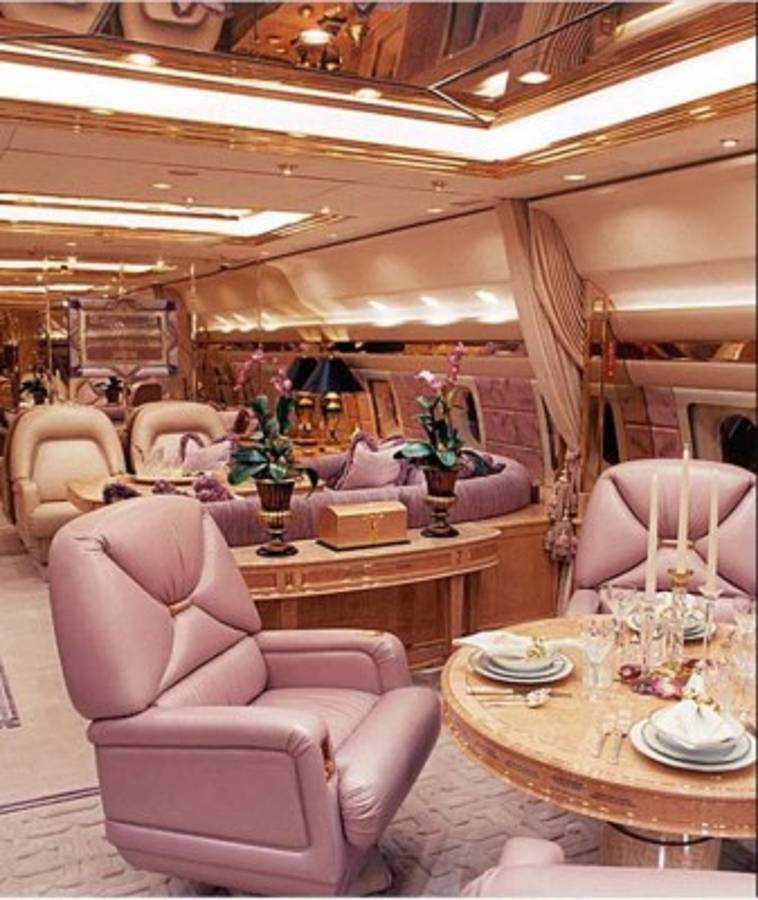 Capacidad para 30 personas y sistema antibalístico: El lujoso jet privado del dueño del Chelsea  