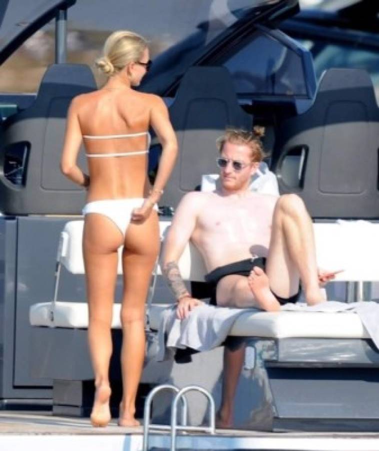 La supermodelo que sale con Marco Reus deslumbra en sus vacaciones a bordo de un yate