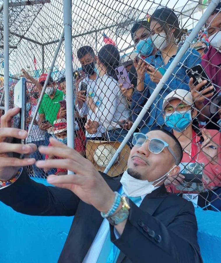 Firmando autógrafos y haciendo selfies: Así llegaron Teófimo López y otros deportistas a la toma de posesión de Xiomara Castro