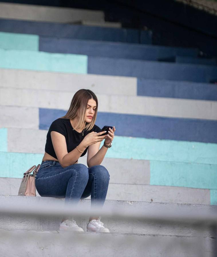 ¡Mis amores, las amo! Se soltaron las bellezas en el Morazán para el Olimpia-Génesis, ¿quién es la chica de rojo?
