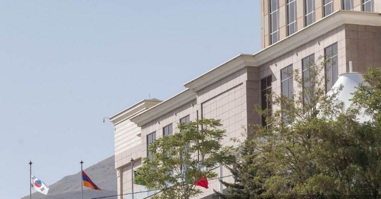 Cristiano Ronaldo causa locura en Irán; la Policía tuvo que intervenir y hasta detenidos se dieron en las afueras del hotel