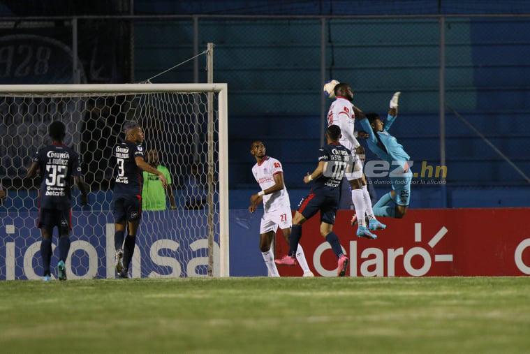 Violencia en las graderías, el extraño look de jugador de Motagua y el cordial saludo entre la Tota y Lavallén