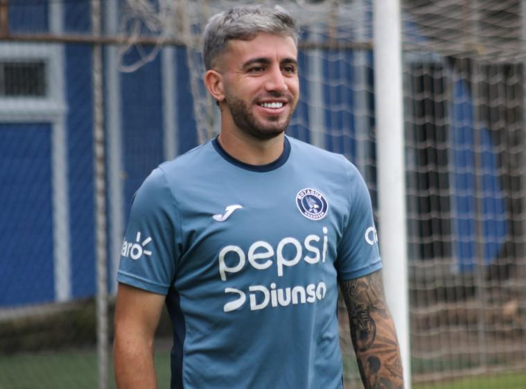 El nuevo “look” del argentino Agustín Auzmendi y Motagua recupera a jugador tras un mes y medio lesionado