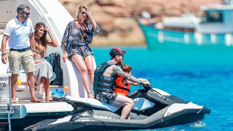 ¡De nuevo en la playa! Antonela Rocuzzo enciende las redes sociales con su bikini; junto a Messi y Luis Suárez