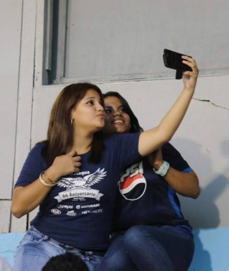 Las hermosas chicas que adornaron el clásico entre Motagua y Olimpia