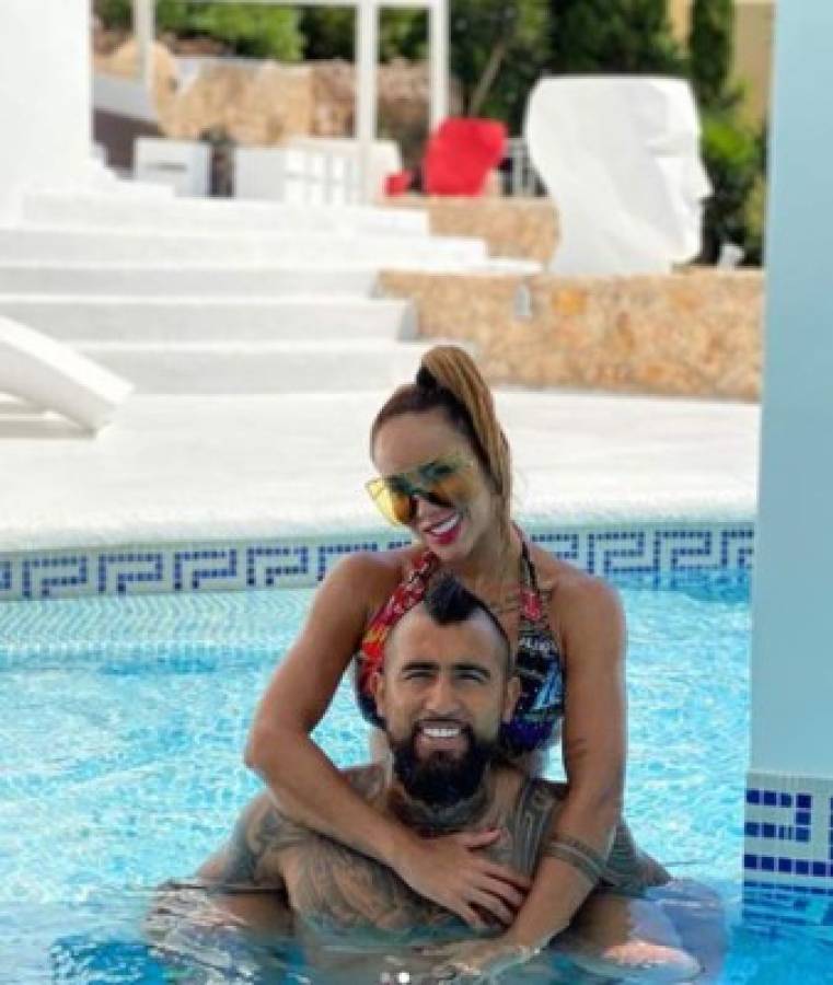 Sol, arena, playa y derroche de belleza de la esposa de Arturo Vidal en sus vacaciones en Ibiza