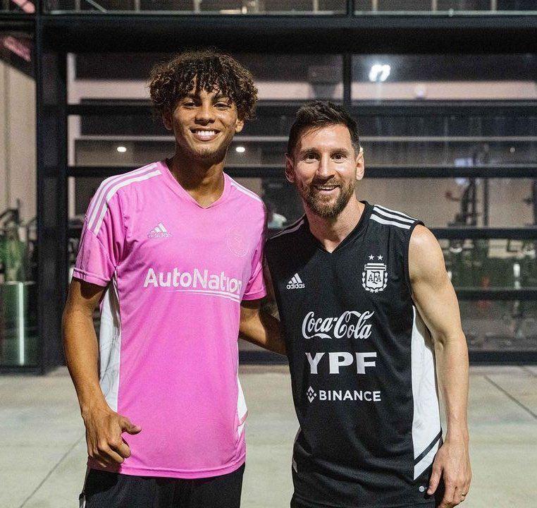 La foto del hondureño David Ruiz junto a Lionel Messi, tomada el año pasado.