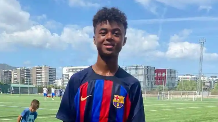 Shane Kluivert se está formando en La Masía del Barcelona y tiene 15 años.