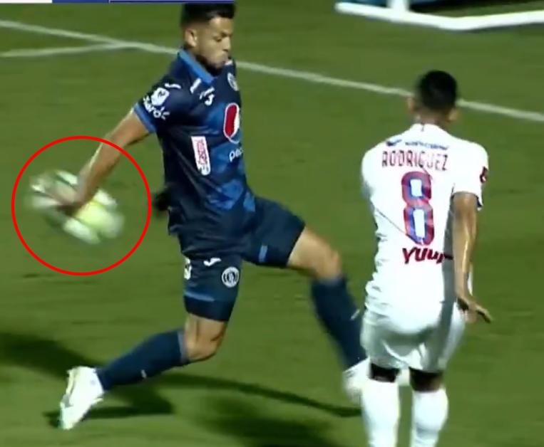 Así fue la mano de Marcelo Santos que no fue sancionada como penal por Saíd Martínez en el final Olimpia - Motagua.