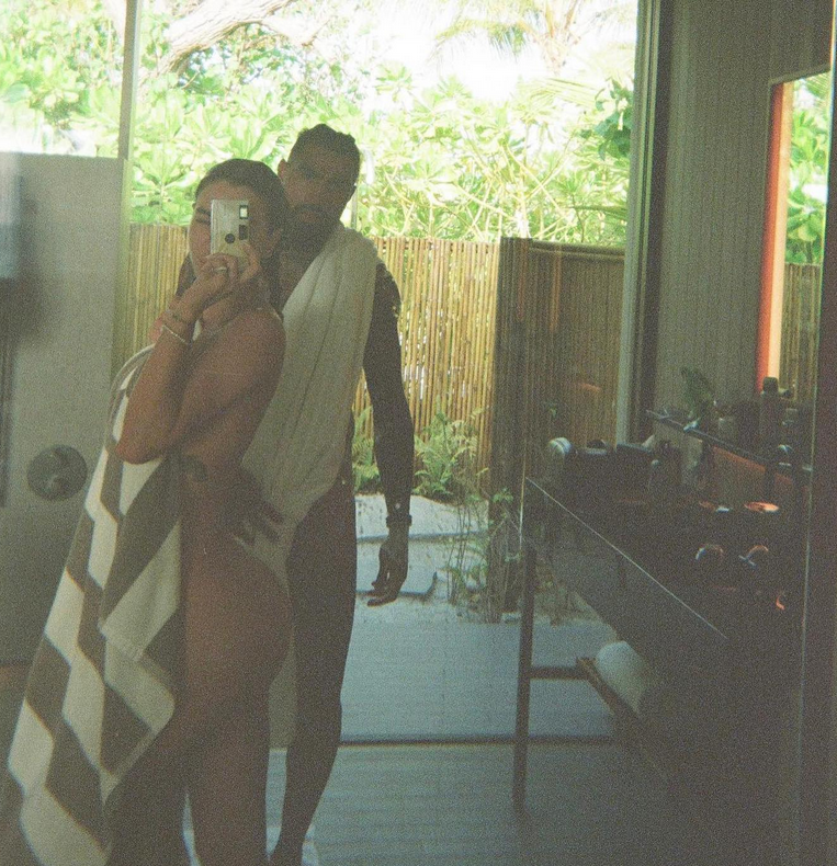 El ex Barcelona que es parte de la “pareja más sexy del mundo”: Sus fotos íntimas y ella es maestra de kung-fu