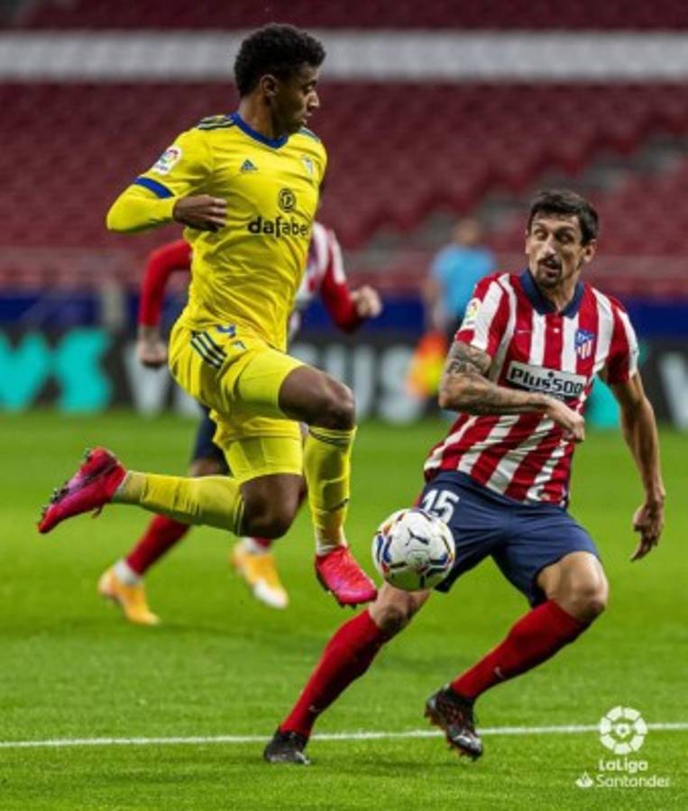 Fotos: Choco Lozano mete garra ante el Atlético, pero el Cádiz se lleva una paliza del Wanda