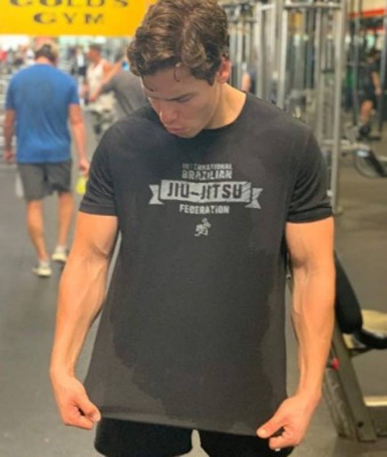 Tras los pasos de su padre: El tremendo físico del hijo de Schwarzenegger, hincha del Barcelona  