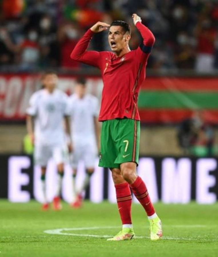 Cristiano Ronaldo suelta puñetazo a su rival y así festejó tras convertirse en el histórico goleador de selecciones