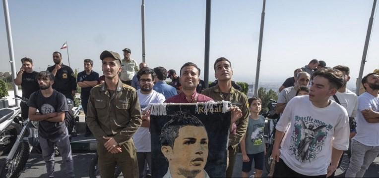 Cristiano Ronaldo causa locura en Irán; la Policía tuvo que intervenir y hasta detenidos se dieron en las afueras del hotel