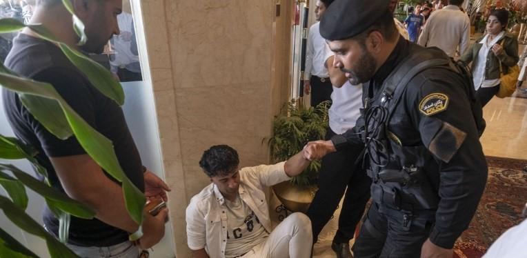 Cristiano Ronaldo causa locura en Irán; la Policía tuvo que intervenir y hasta detenidos se dieron en las afueras del hotel