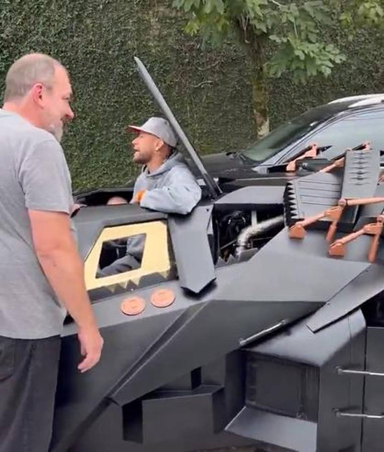 Neymar compró el Batimóvil, pero no puede usarlo: tres años en construirse y la millonada que pagó por su nuevo capricho