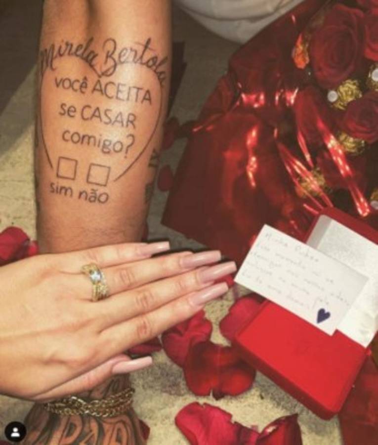 Hizo una propuesta de matrimonio inusual y la respuesta de su hermosa pareja sorprende